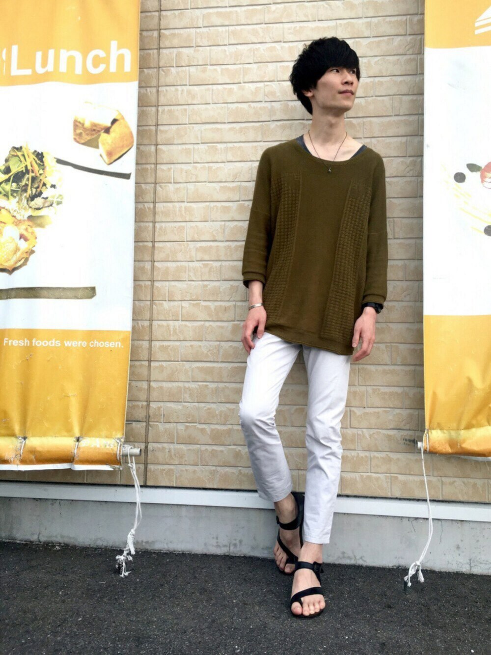 「シンプル、夏、オトナカジュアル、サンダル、サマーニット、白パンツ、ブレスレット、iroquois、カーキ」｜「IroquoisのC/ｳﾞｨｽｺｰｽ ﾆｯﾄ（ニット/セーター、グリーン系）」を使った、doonさん（メンズ・180cm）の春コーディネートの1枚目の写真