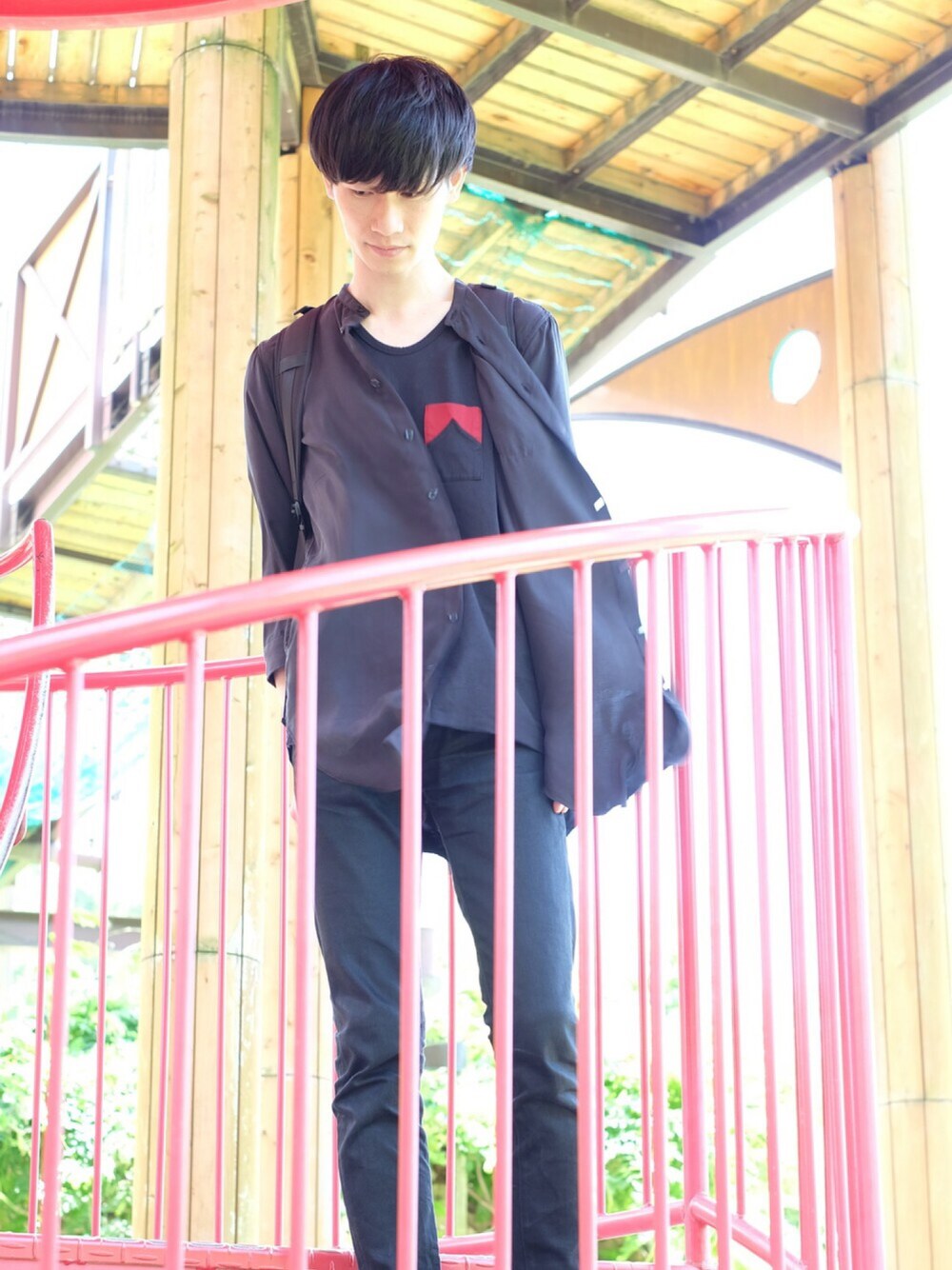「ブラック、黒スキニー、バンドカラー、ロング丈、ポートレート、ポケットＴシャツ、オールブラック」｜「HAREのスタンドカラーロングシャツ７分袖(HARE)（シャツ/ブラウス、ブラック系）」を使った、doonさん（メンズ・180cm）の夏コーディネートの1枚目の写真