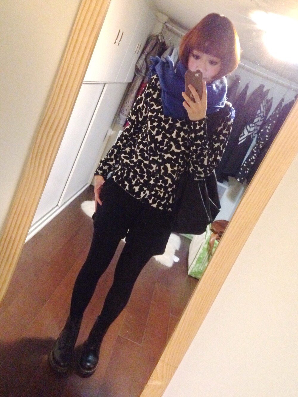 「マフラーぐるぐる、ハート、EMODA、URBAN RESEARCH、KBF、Dr.Martens、モノクロ、Heather、ショートパンツ」｜「EMODAのHEART SPOT knit カーデ（カーディガン/ボレロ、ブラック系）」を使った、208さん（レディース・163cm）の冬コーディネートの1枚目の写真