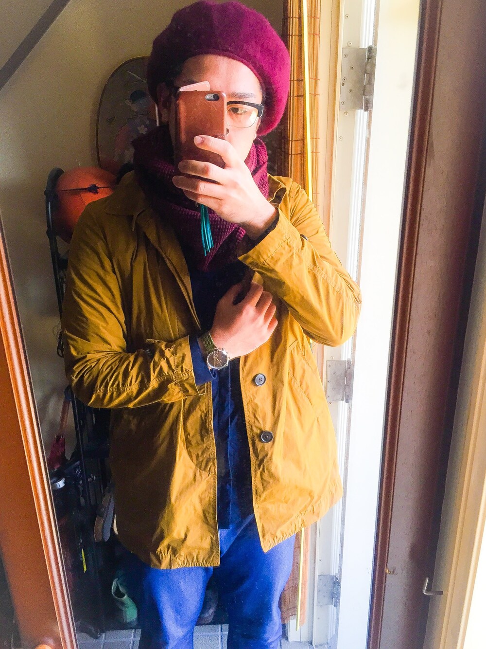 「からし色、H&M、nano・universe、converse、BLACK FLYS、knot」｜「Heritage stoneのアイテム（ステンカラーコート、ベージュ系）」を使った、アマさん（メンズ・184cm）の秋コーディネートの1枚目の写真