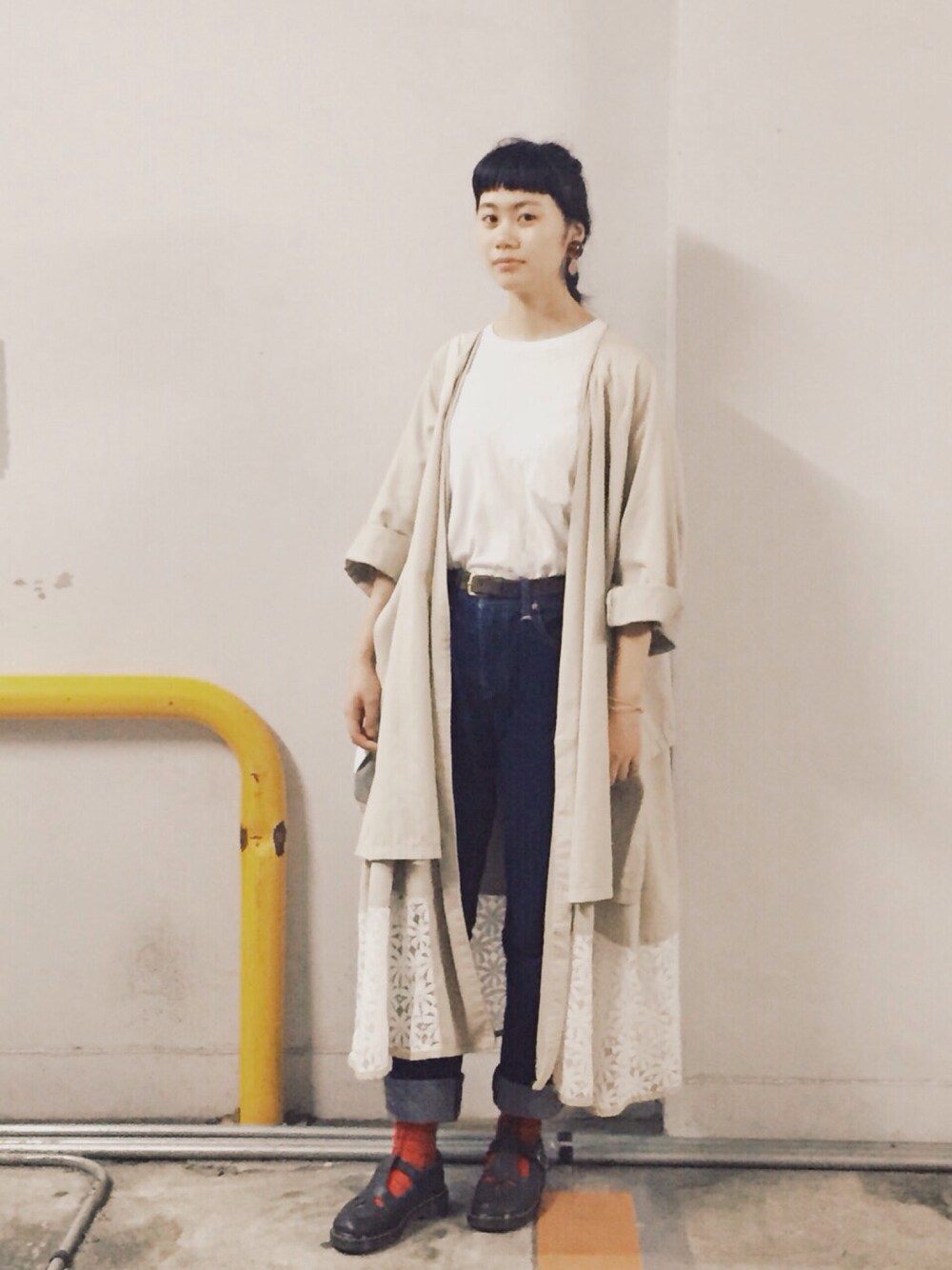 「デニム、ユニクロ、ラコステ、maice、Dr.Martens」｜「maiceのアイテム（イヤリング、ブラウン系）」を使った、も も かさん（レディース・168cm）の秋コーディネートの1枚目の写真