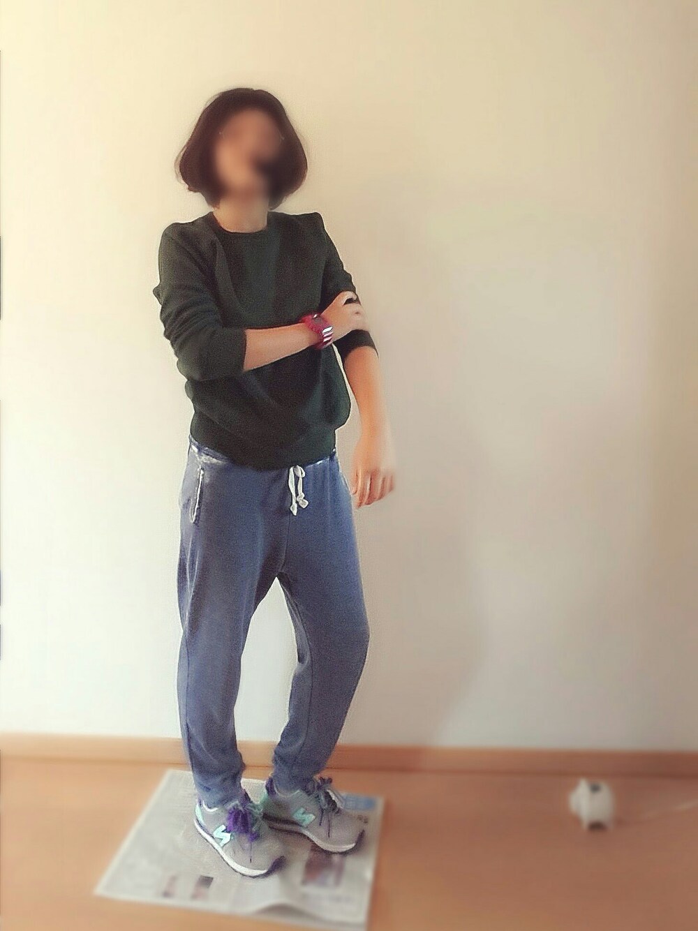 「GU、SWEAT、スウェット、ラフ、スウェットパンツ、ニューバランス、New Balance、深緑、グリーン」｜「FOREVER 21のアイテム（その他パンツ、ブルー系）」を使った、Mikuさん（レディース・160cm）の秋コーディネートの1枚目の写真