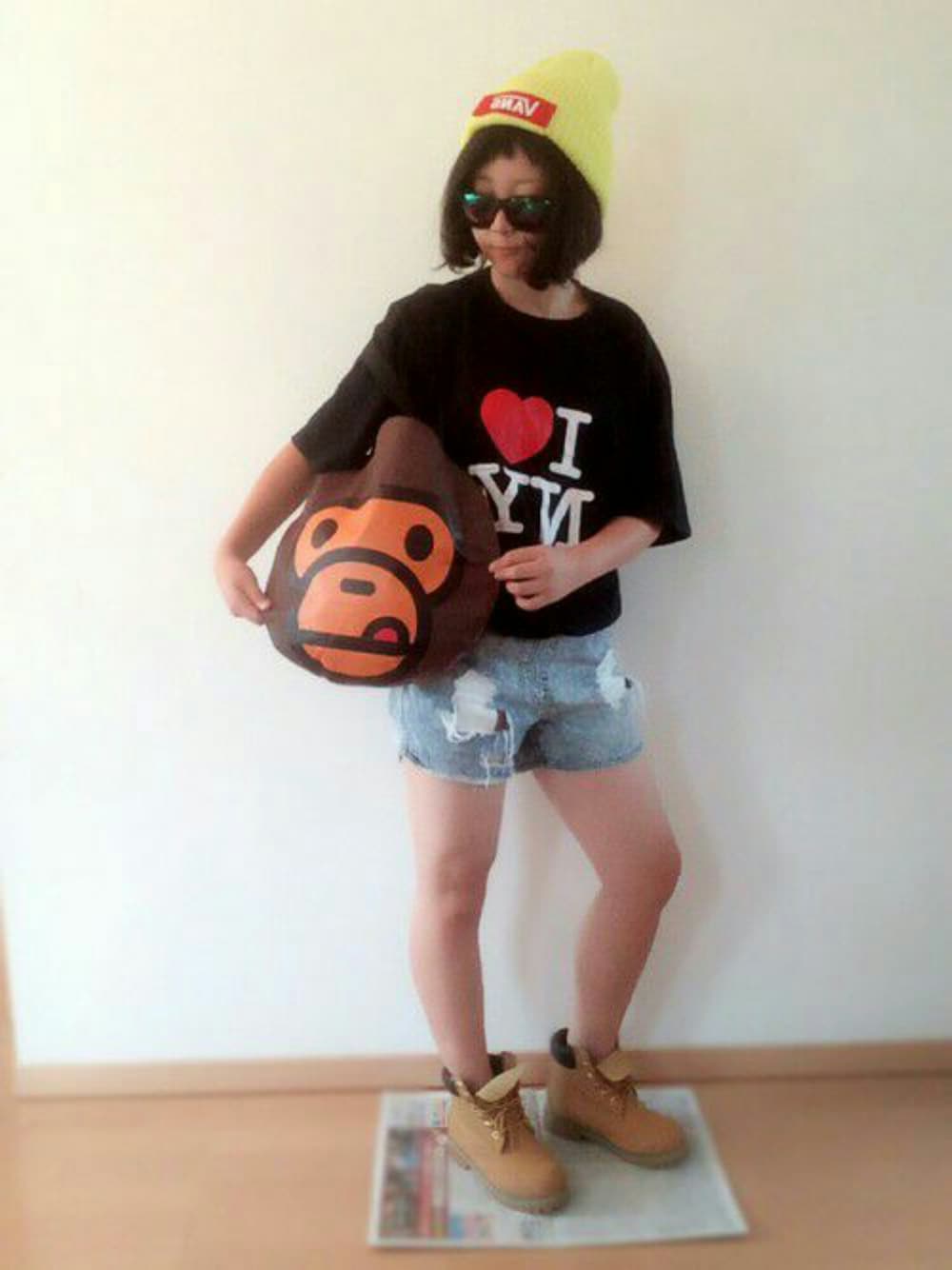 「VANS、ニット帽、NY、ショートパンツ、オンザ眉毛、ショートバング、Timberland、ape、A BATHING APE」｜「VANSのアイテム（ニットキャップ/ビーニー、イエロー系）」を使った、Mikuさん（レディース・160cm）の秋コーディネートの1枚目の写真