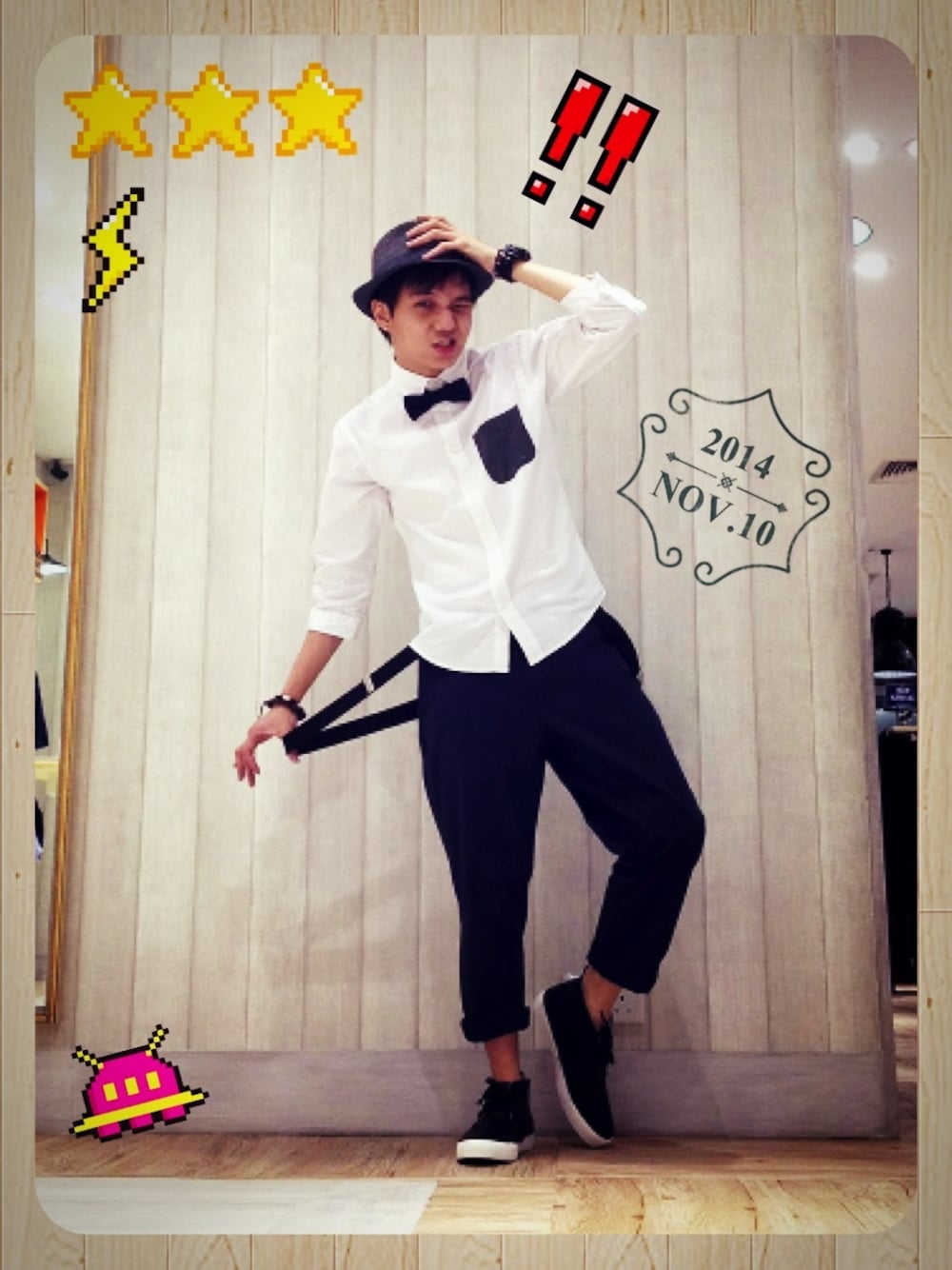 ブルー系の蝶ネクタイ、ホワイト系のシャツ/ブラウス、ブラック系のサスペンダーを着用したメンズの秋コーディネートの1枚目の写真