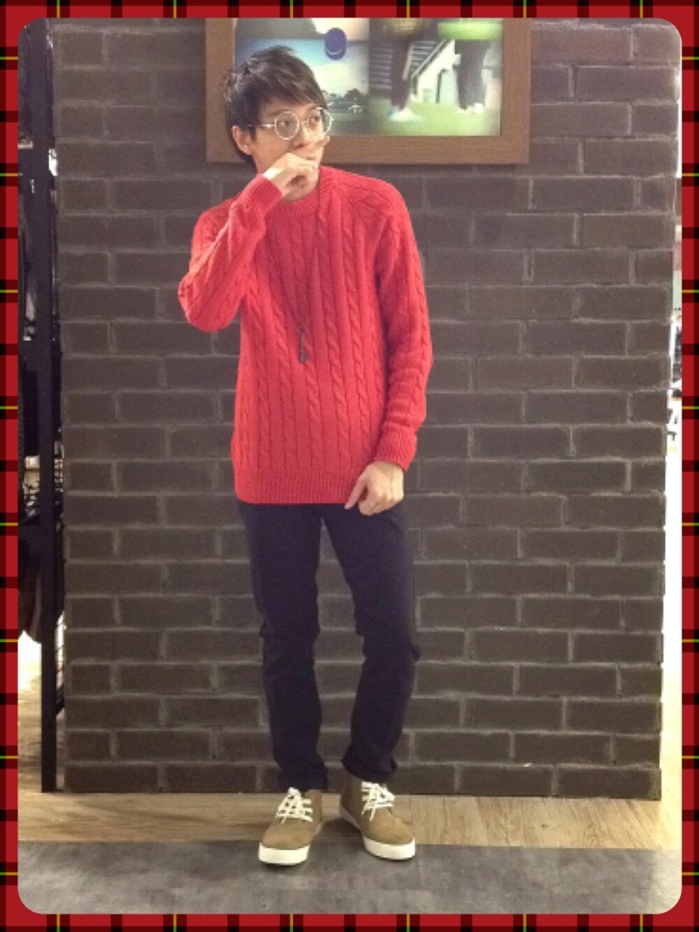 レッド系のニット/セーター、ベージュ系のスニーカーを着用したメンズの秋コーディネートの1枚目の写真