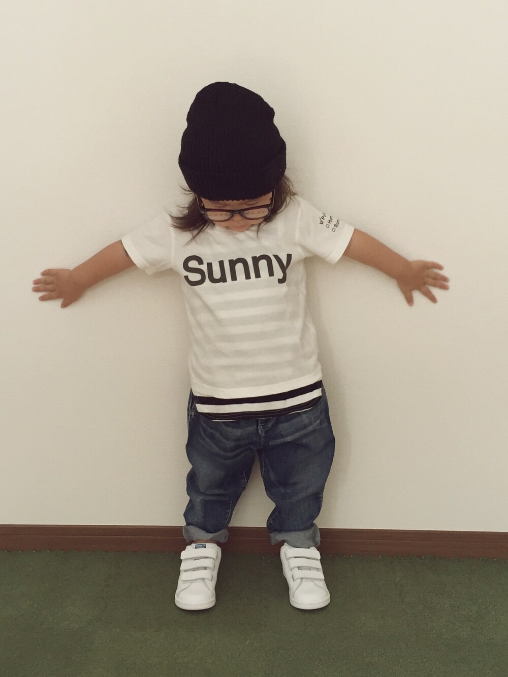 ホワイト系のTシャツ/カットソー、ホワイト系のタンクトップ、ホワイト系のスニーカーを着用したキッズの夏コーディネートの1枚目の写真