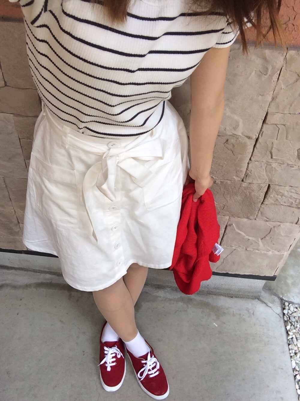 ブルー系のTシャツ/カットソー、ホワイト系のスカート、レッド系のスニーカーを着用したレディースの夏コーディネートの1枚目の写真