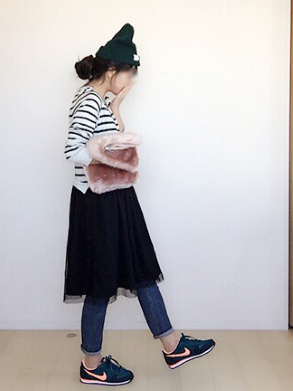 その他のワンピース/ドレス、ブルー系のデニムパンツ、ピンク系のショルダーバッグを着用したレディースの秋コーディネートの1枚目の写真