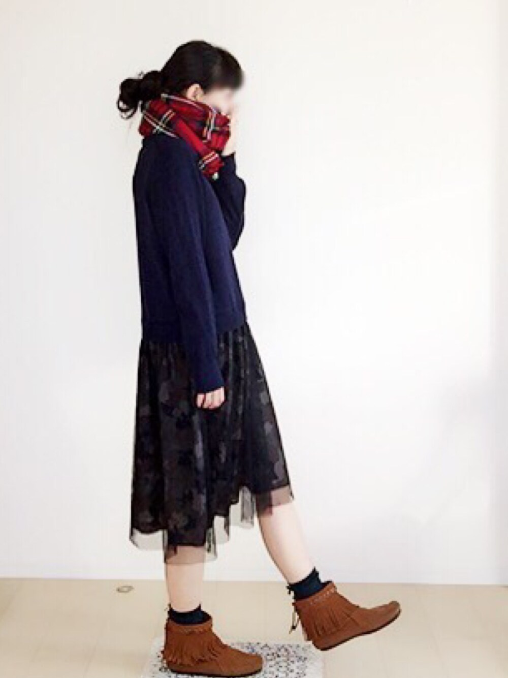 ブルー系のワンピース、ブラウン系のブーツ、レッド系のマフラーを着用したレディースの秋コーディネートの1枚目の写真