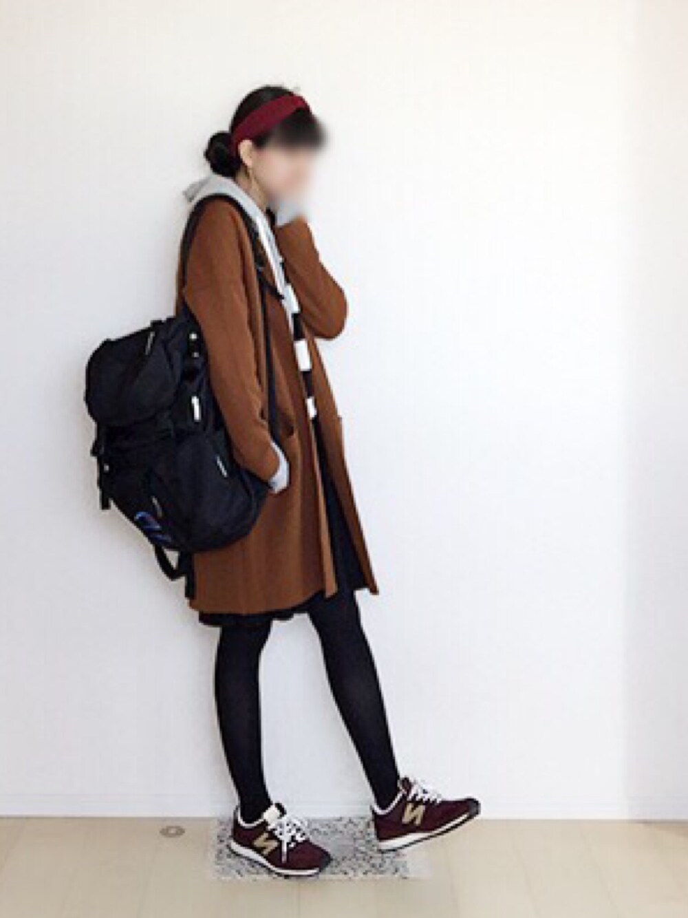 ホワイト系のニット/セーター、グレー系のパーカー、ブラウン系のジャケット/アウターを着用したレディースの秋コーディネートの1枚目の写真