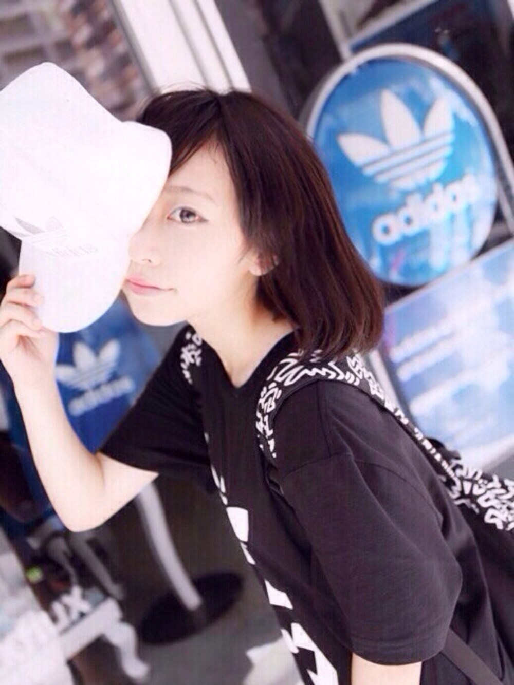 「adidas、モノトーン、キャップ、キースへリング、WEGO」｜「adidasのアイテム（Tシャツ/カットソー、ブラック系）」を使った、えりかさん（レディース・153cm）の夏コーディネートの1枚目の写真