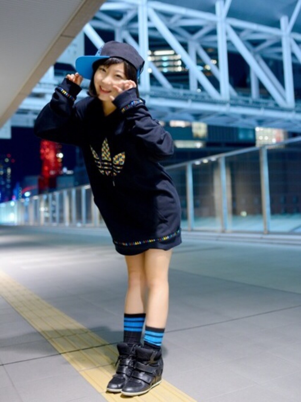 「adidas、スニーカー、ラインソックス、ラインソックス×スニーカー、キャップ、パーカー」｜「adidasのアイテム（パーカー、ブラック系）」を使った、えりかさん（レディース・153cm）の秋コーディネートの1枚目の写真