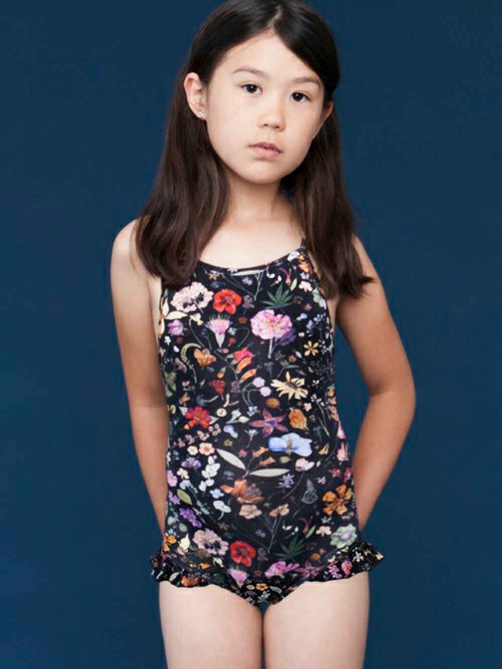 ブラック系の水着を着用したキッズの春コーディネートの1枚目の写真