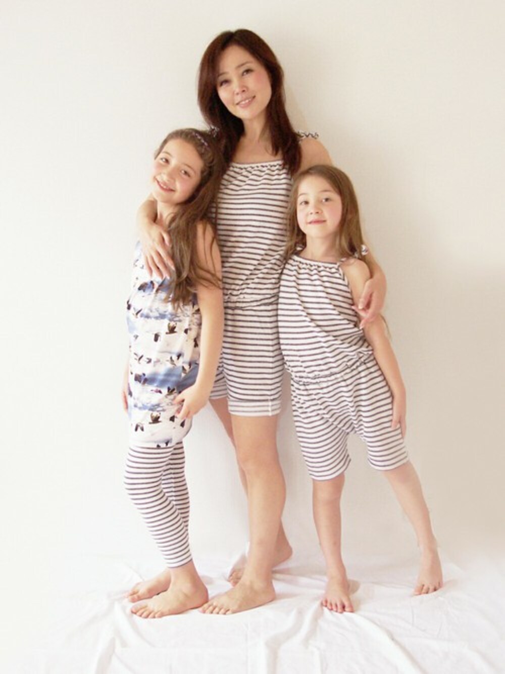 ブルー系のタンクトップ、ブルー系のサロペット/オーバーオール、ブルー系のサロペット/オーバーオールを着用したキッズの夏コーディネートの1枚目の写真