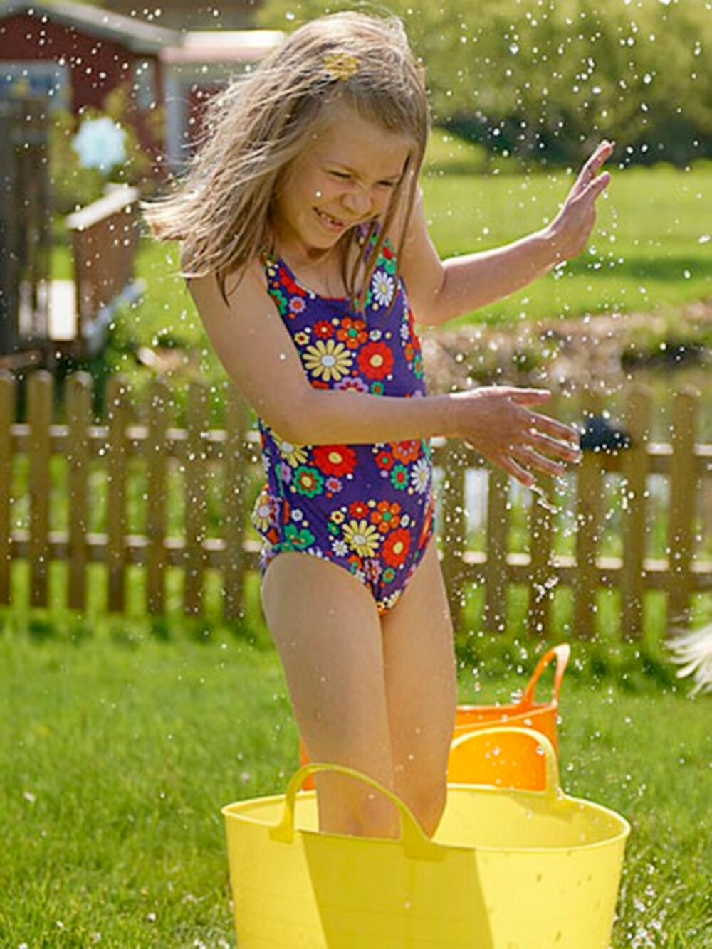 パープル系の水着を着用したキッズの夏コーディネートの1枚目の写真