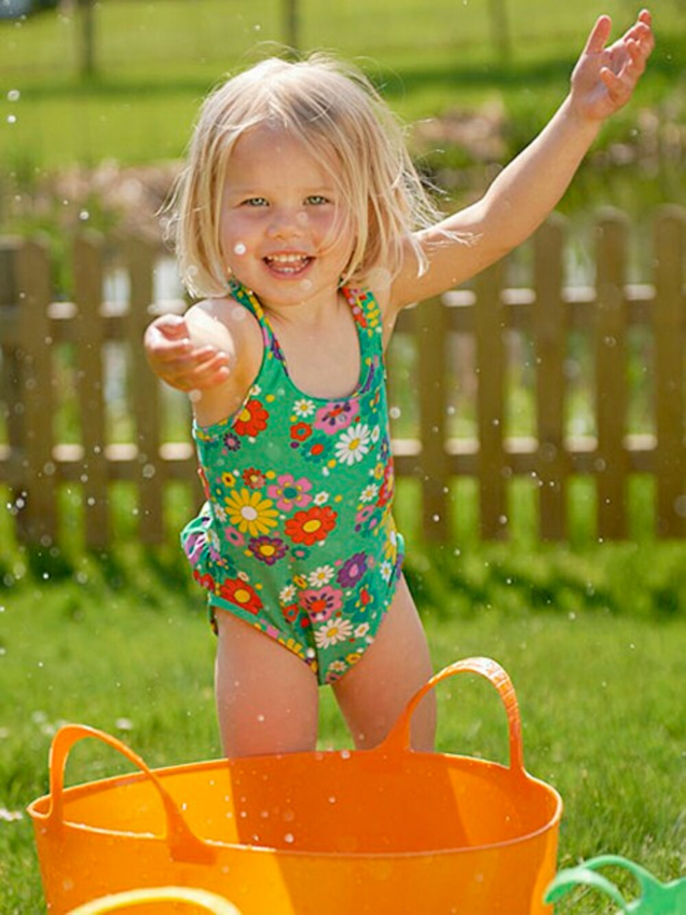 グリーン系の水着を着用したキッズの夏コーディネートの1枚目の写真