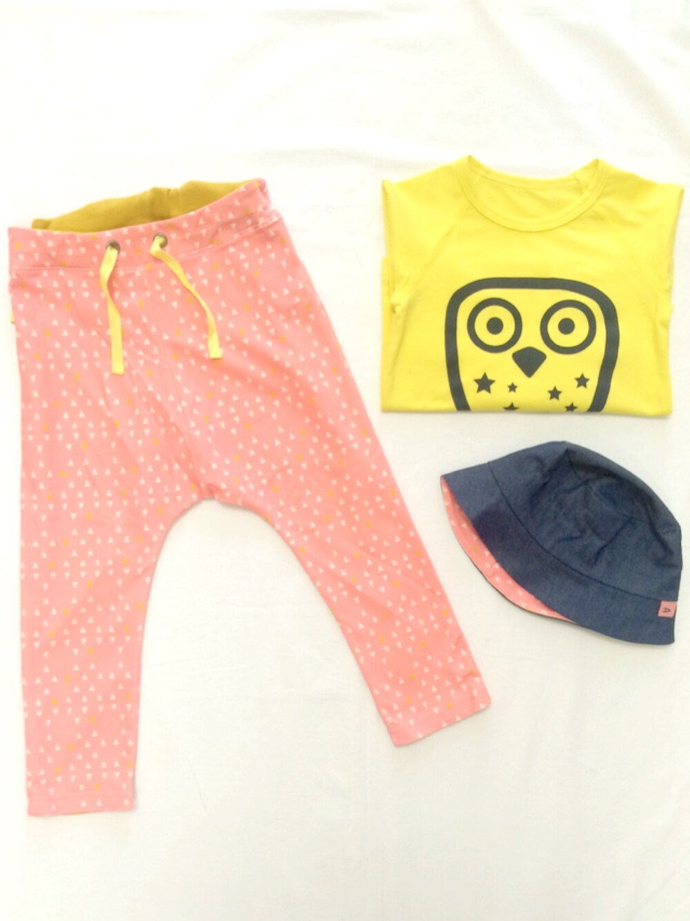 「ピンク、イエロー、帽子、ふくろう、こどまーく、 公園、ロングTシャツ、AlbaBabY、 kodomark」｜「こどまーくのオウルプリント長袖Ｔシャツ（Tシャツ/カットソー、ブルー系）」を使った、こどまーくさん（キッズ・100cm）の春コーディネートの1枚目の写真