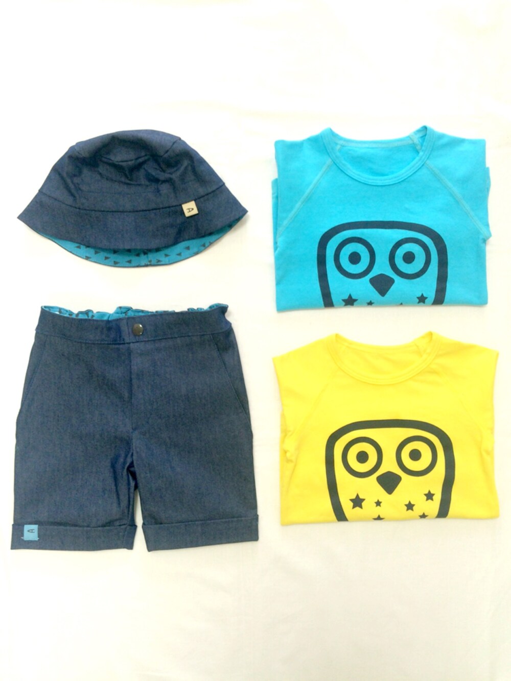 ブルー系のTシャツ/カットソー、ブルー系のデニムパンツ、ブルー系のハットを着用したキッズの春コーディネートの1枚目の写真