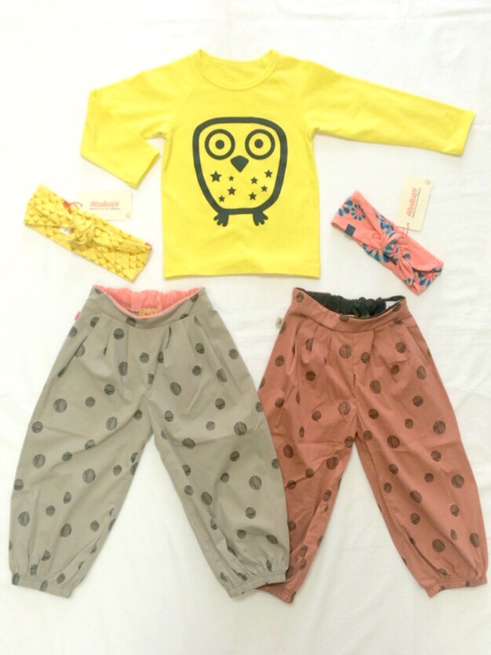 ブルー系のTシャツ/カットソー、グレー系のその他パンツ、イエロー系のその他ヘアアクセサリーを着用したキッズの春コーディネートの1枚目の写真