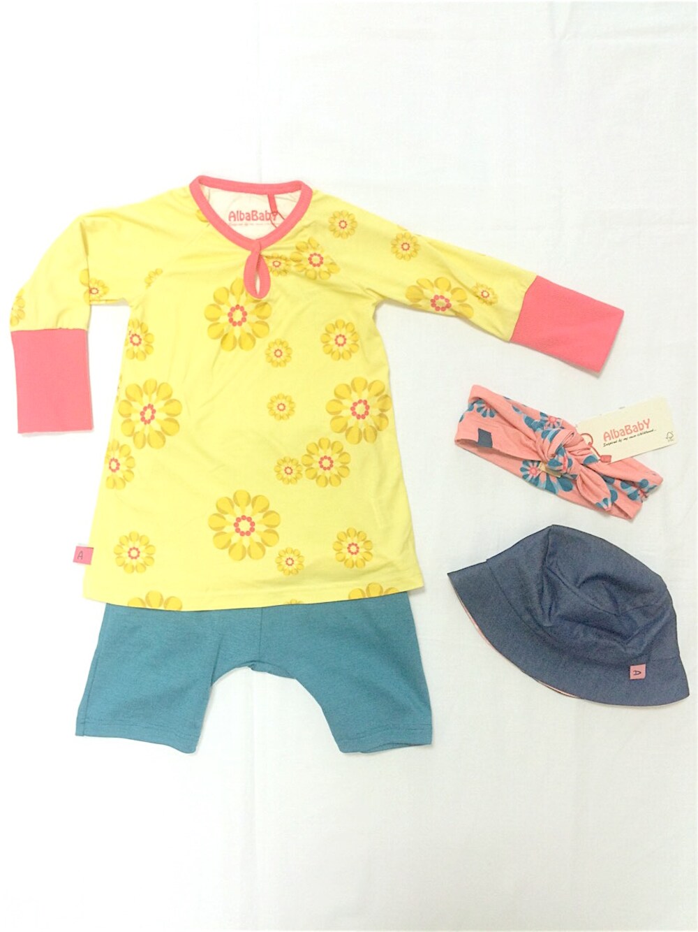 「ワンピース、フラワー、ハット、北欧、バンダナ、こどまーく、AlbaBabY、 kodomark」｜「Alba babYのﾜﾝﾋﾟｰｽ Gaby Dress（ワンピース、イエロー系）」を使った、こどまーくさん（キッズ・80cm）の春コーディネートの1枚目の写真