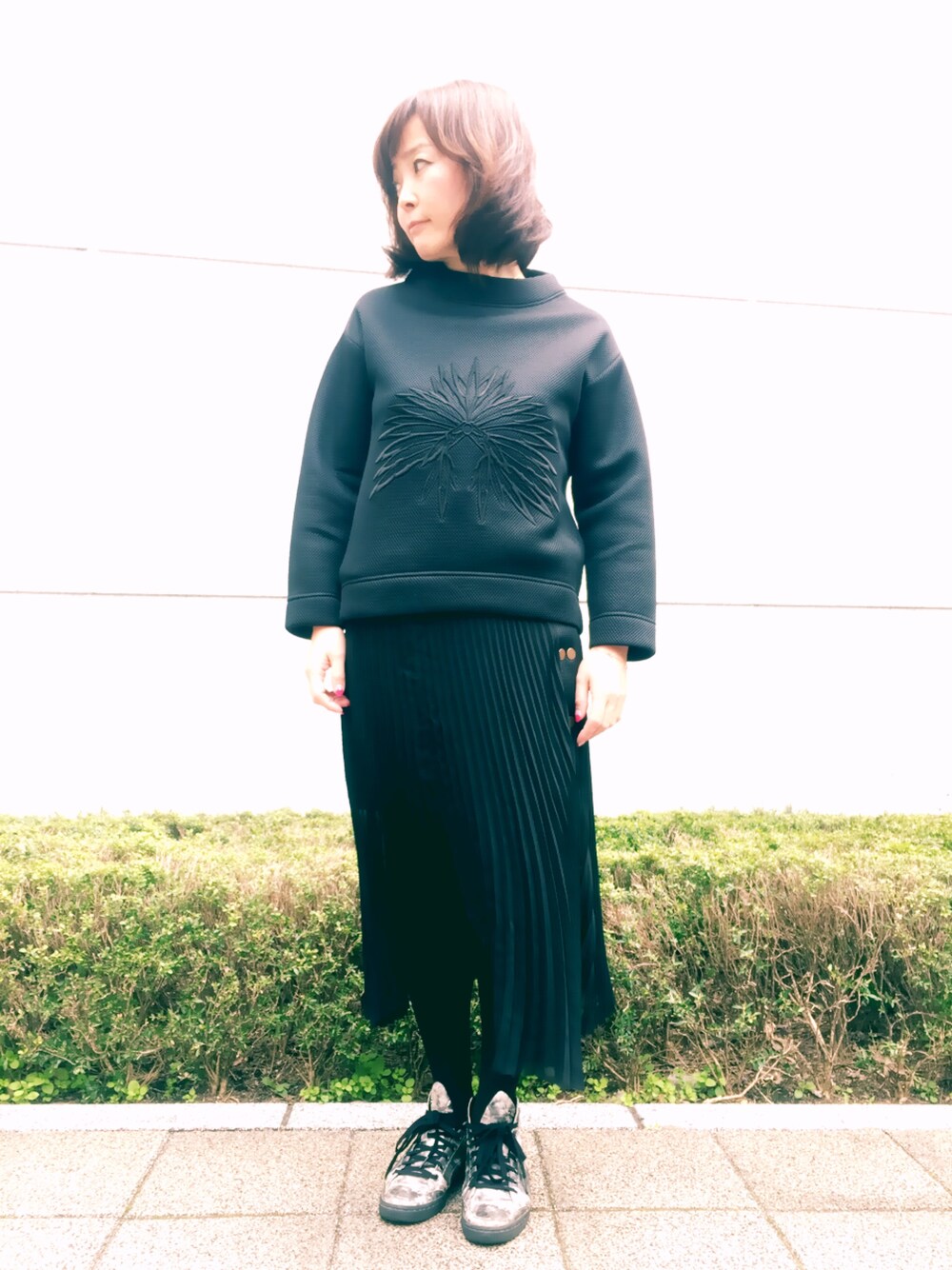 「 スニーカー、 プリーツスカート、 モード、こどまーく、 インポート、 オールブラック、 デンマーク、kodomark、ビギッテヘアスキン、 BIRGITTE HERDKIND」｜「BIRGITTE HERSKINDのトレーナー Kaya（シャツ/ブラウス、ブラック系）」を使った、こどまーくさん（レディース・160cm）の春コーディネートの1枚目の写真
