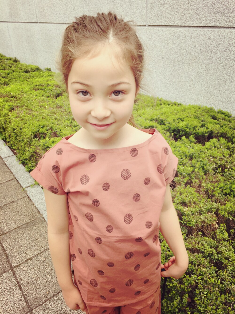 「北欧、 セットアップ、 ドット、デンマーク、kodomark、AlbaBabY、 こどまーく、 アルバベイビー」｜「Alba babYのTｼｬﾂ Gasia Shirt（Tシャツ/カットソー、ピンク系）」を使った、こどまーくさん（キッズ・125cm）の春コーディネートの1枚目の写真