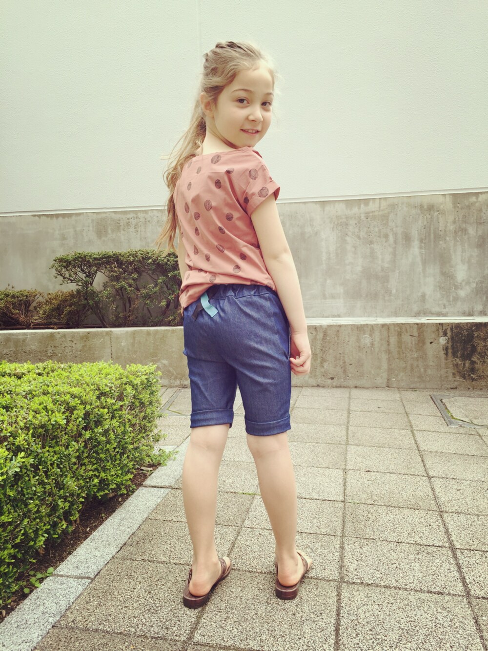 「 デニム、ハーフパンツ、インディゴデニム、こどまーく、デンマーク、 北欧、kodomark、AlbaBabY、アルバベイビー」｜「Alba babYのﾊｰﾌﾊﾟﾝﾂ Gavin Knickers（デニムパンツ、ブルー系）」を使った、こどまーくさん（キッズ・125cm）の春コーディネートの1枚目の写真