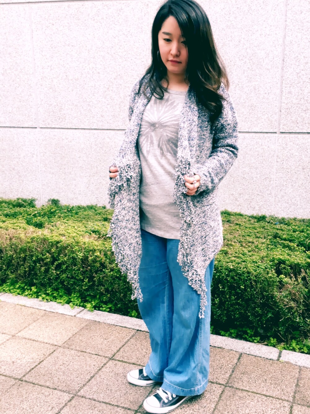 ブルー系のカーディガン/ボレロ、グレー系のTシャツ/カットソーを着用したレディースの春コーディネートの1枚目の写真