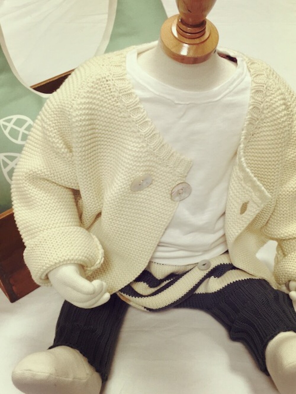 ホワイト系のノーカラージャケット、ホワイト系のTシャツ/カットソー、ホワイト系のその他パンツを着用したキッズの春コーディネートの1枚目の写真