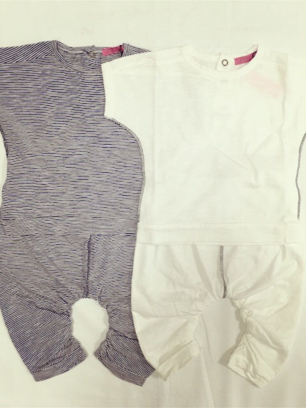 ホワイト系のTシャツ/カットソー、その他のその他パンツを着用したキッズの春コーディネートの1枚目の写真