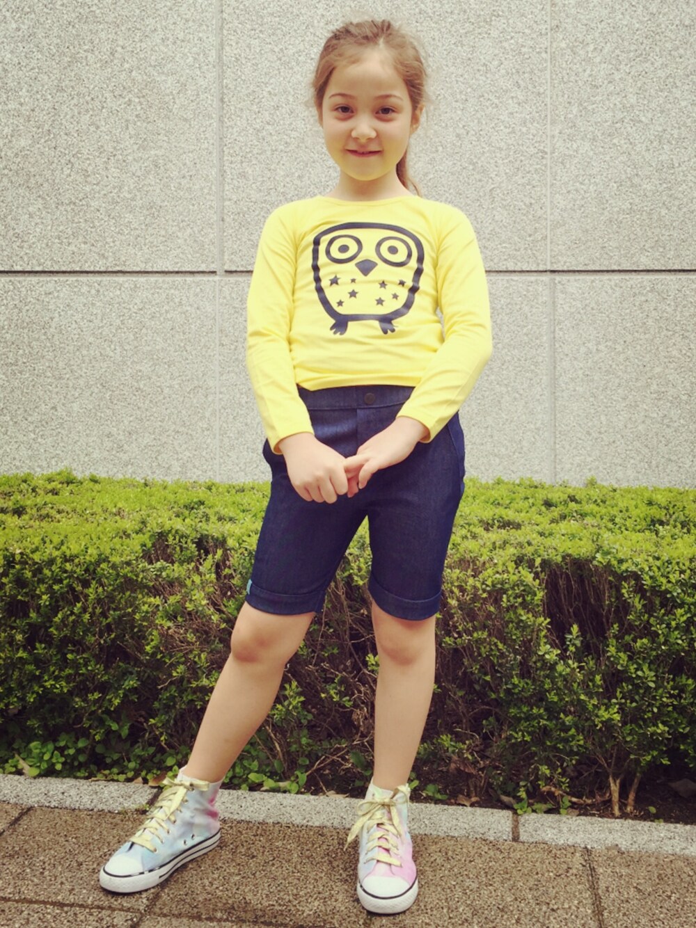 ブルー系のTシャツ/カットソー、ブルー系のデニムパンツを着用したキッズの春コーディネートの1枚目の写真