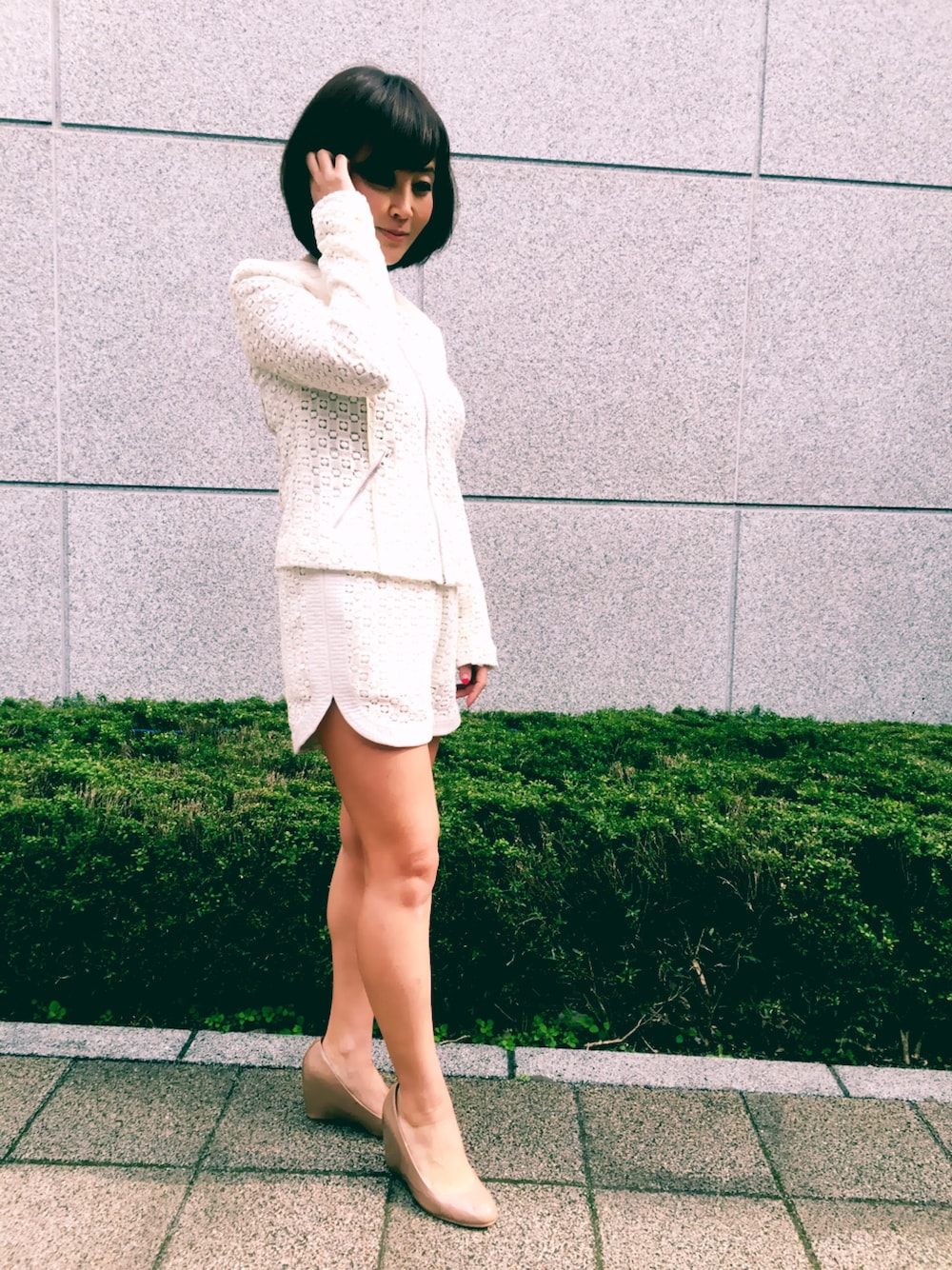 ホワイト系のノーカラージャケット、ホワイト系のその他パンツを着用したレディースの春コーディネートの1枚目の写真