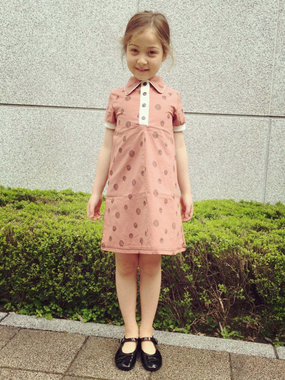 「ワンピース、ドット、キッズコーデ、こどまーく、デンマーク、kodomark、AlbaBabY、アルバベイビー」｜「Alba babYのﾜﾝﾋﾟｰｽ Giselle Dress（ワンピース、ピンク系）」を使った、こどまーくさん（キッズ・125cm）の春コーディネートの1枚目の写真