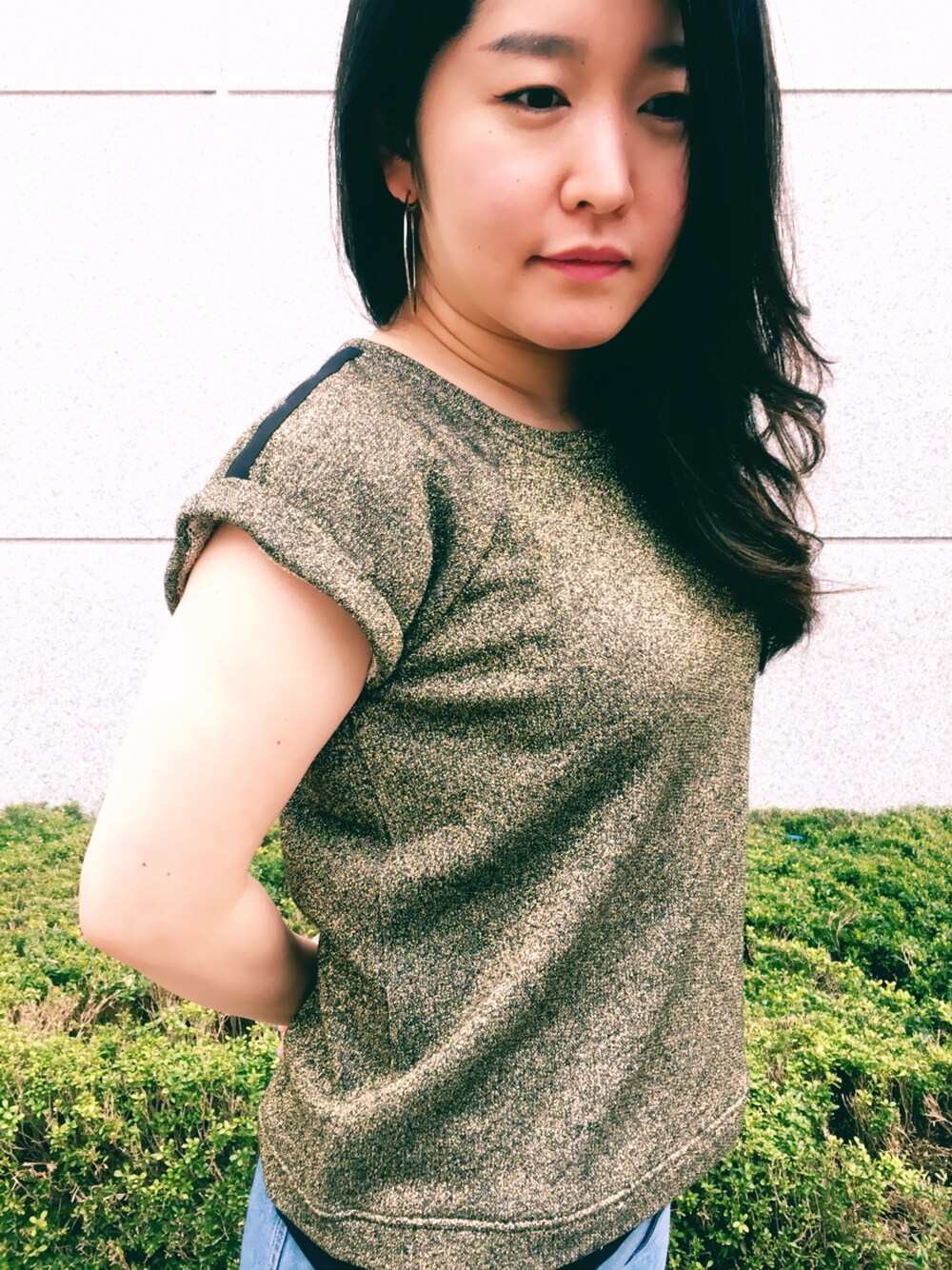 ゴールド系のTシャツ/カットソーを着用したレディースの春コーディネートの1枚目の写真