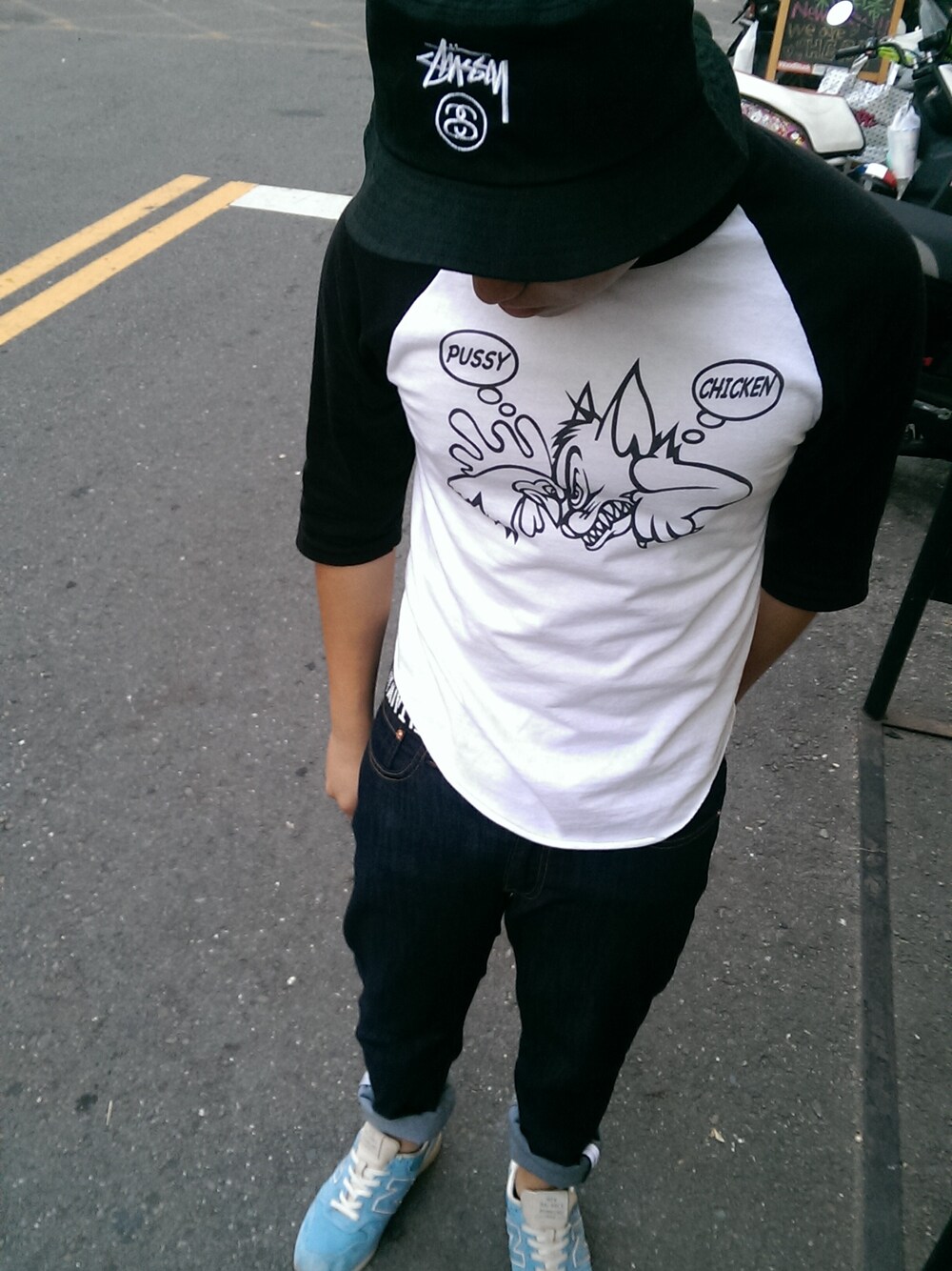 「五分袖、漁夫帽、black、white、ssur、Levis、stussy、New Balance」｜「SSURのアイテム（Tシャツ/カットソー、ホワイト系）」を使った、羅彬さん（メンズ・170cm）の秋コーディネートの1枚目の写真
