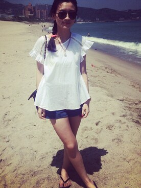 「アイテム（ビーチサンダル、ブラック系）」を使った、Selina Hsuさん（レディース・160cm）の春コーディネート