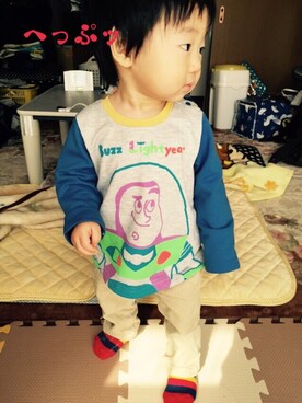 「Disney（ディズニー）のアイテム（Tシャツ/カットソー、グレー系）」を使った、へっぷッさん（キッズ・90cm）の冬コーディネート