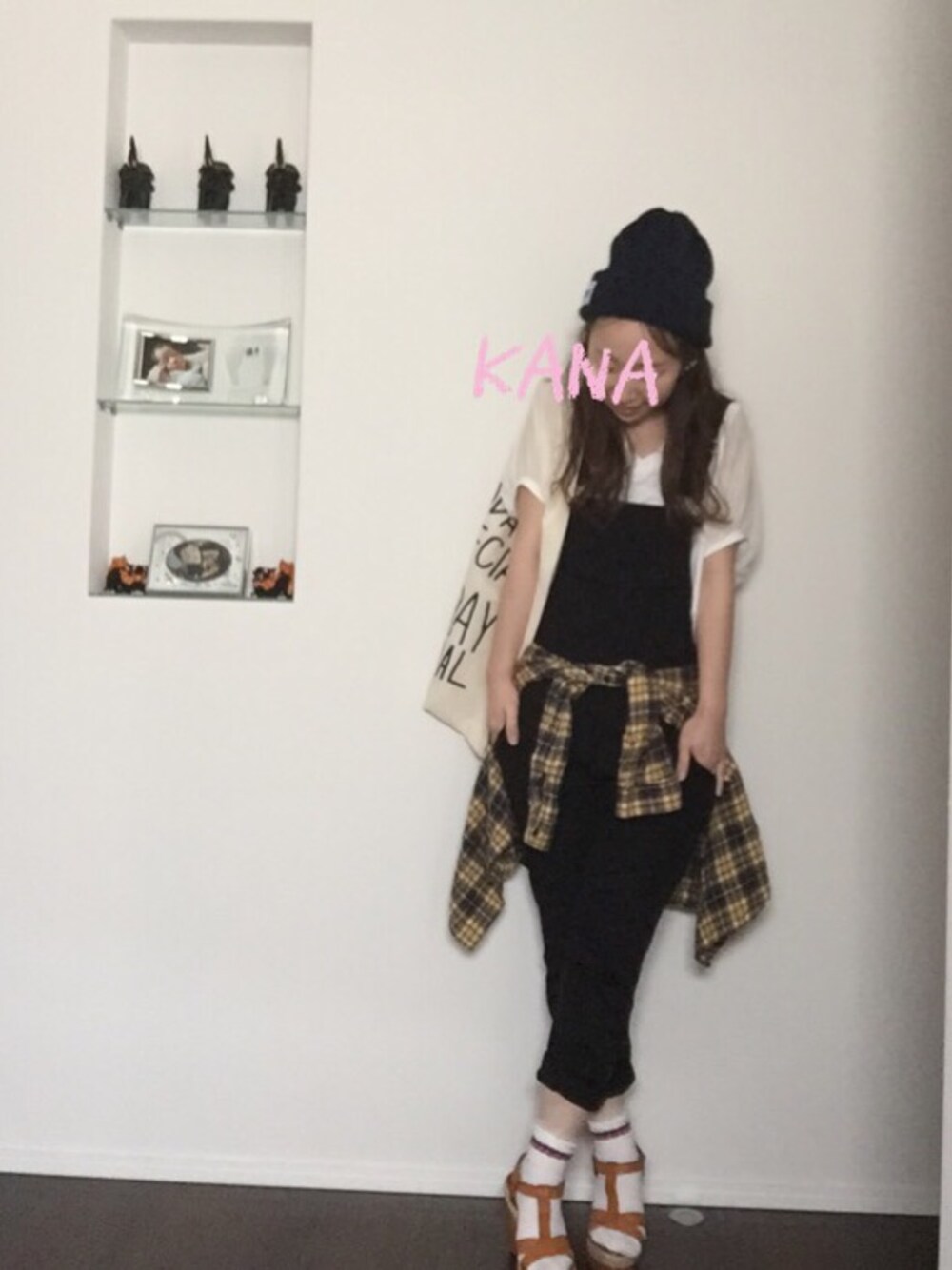 ブラック系のパンツ、ホワイト系のTシャツ/カットソー、イエロー系のシャツ/ブラウスを着用したレディースの春コーディネートの1枚目の写真