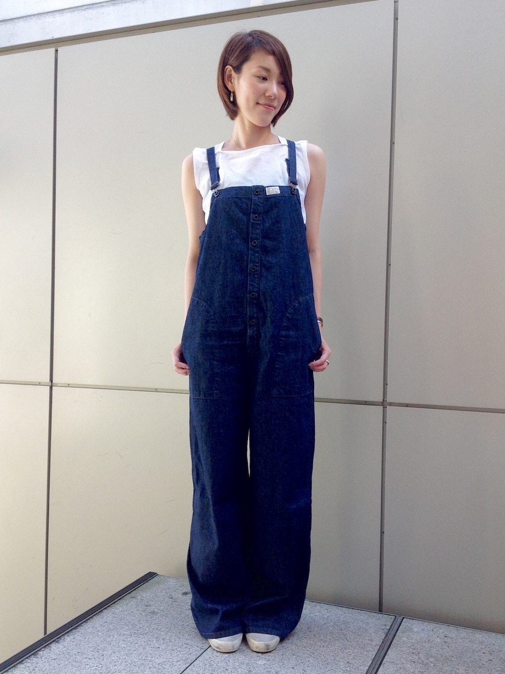 ブルー系のサロペット/オーバーオールを着用したレディースの夏コーディネートの1枚目の写真