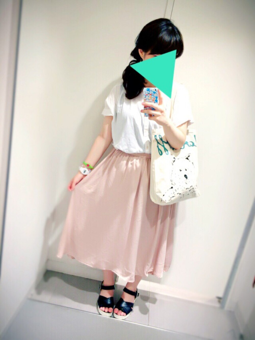 ピンク系のスカート、ホワイト系のシャツ/ブラウスを着用したレディースの夏コーディネートの1枚目の写真