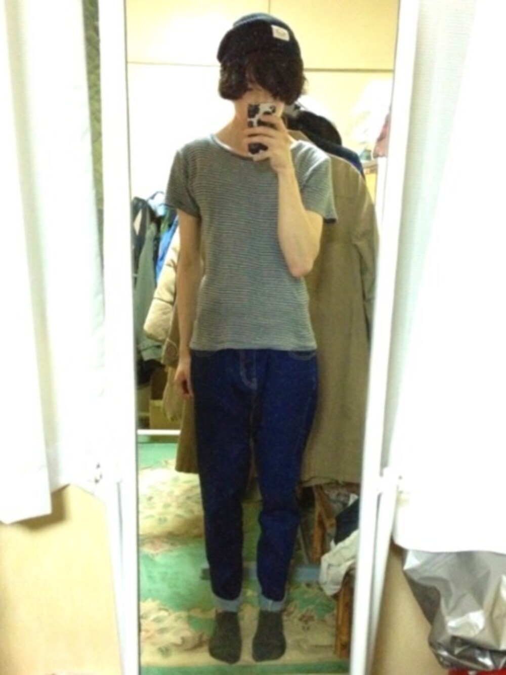 グレー系のTシャツ/カットソー、ブルー系のデニムパンツ、ブラック系のニットキャップ/ビーニーを着用したメンズの夏コーディネートの1枚目の写真