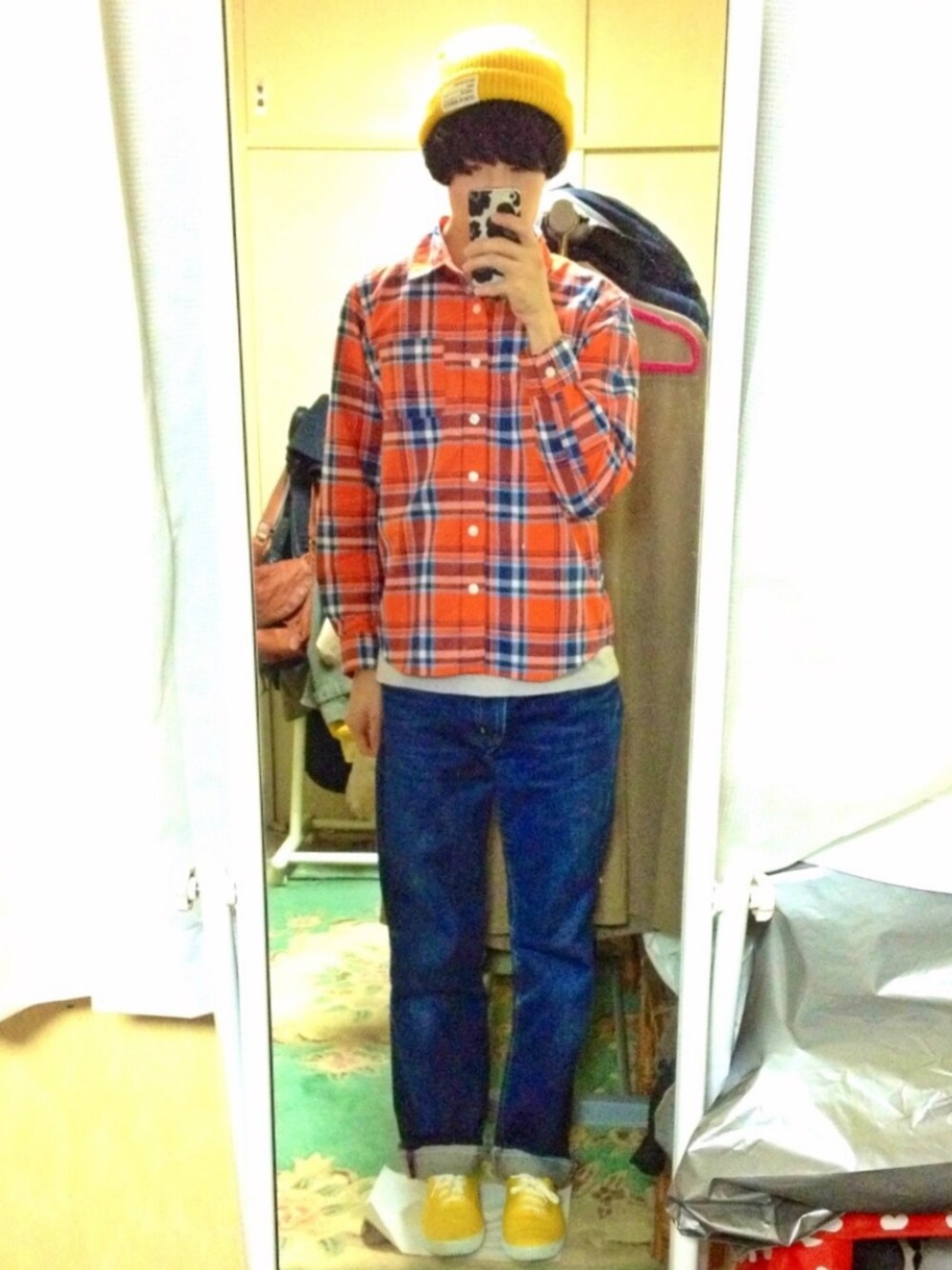 オレンジ系のシャツ/ブラウス、グレー系のTシャツ/カットソー、ブルー系のデニムパンツを着用したメンズの秋コーディネートの1枚目の写真