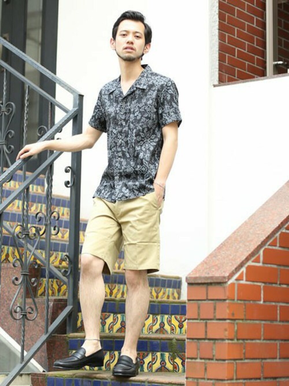 「ショートパンツ、ローファー、STUDIOUS、STUDIOUS SELECT(STUDIOUS SELECT)、ヒゲ、ボタニカル柄、半袖シャツ、開襟シャツ」｜「STUDIOUS SELECTの【STUDIOUS】MUSEUM レリーフ柄開襟シャツ（シャツ/ブラウス、ブラック系）」を使った、IWASEさん（メンズ・170cm）の夏コーディネートの1枚目の写真