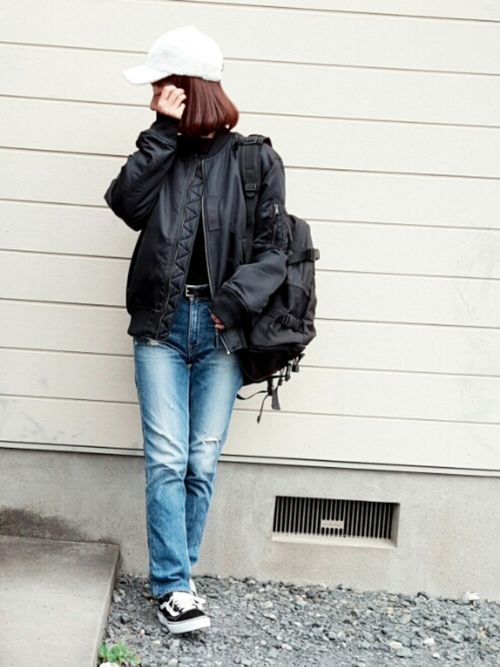 「x-girl、ADVENTURE BACKPACK、MA-1、メンズライク、メンズサイズ、ボアキャップ、ダメージデニムパンツ、オールドスクール、リブT、ストリート」｜「SENSE OF PLACE by URBAN RESEARCHのボアキャップ（キャップ、ホワイト系）」を使った、**ゆぅ**さん（レディース・164cm）の秋コーディネートの1枚目の写真