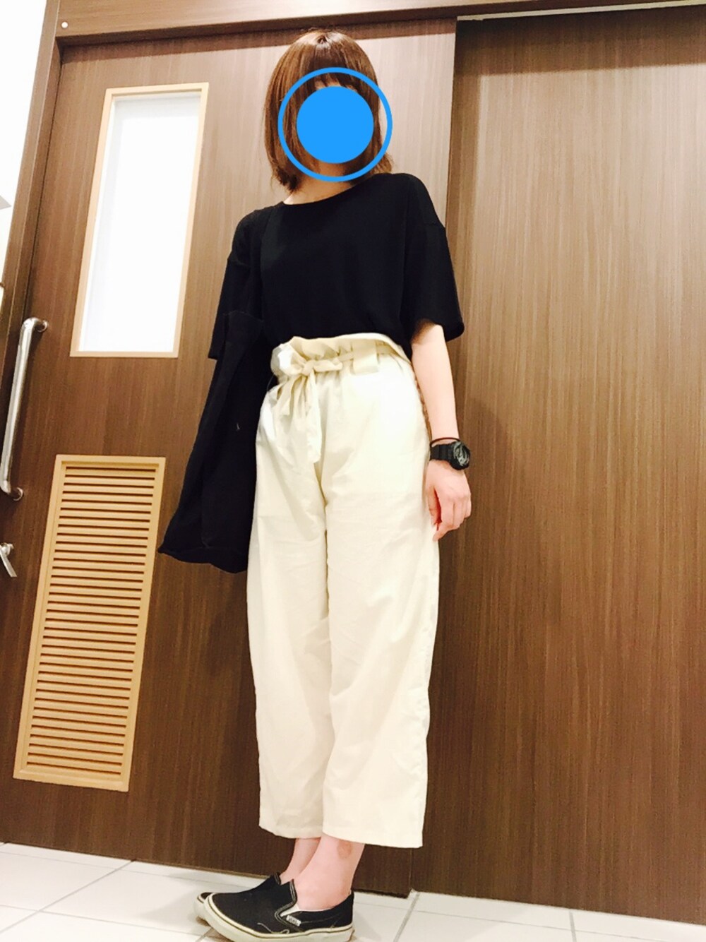 「ホワイトパンツ、モノモーン、スリッポン、タイパンツ、G-SHOCK、プチプラ、ハイウエスト」｜「GUのアイテム（Tシャツ/カットソー、ブラック系）」を使った、きゃおさん（レディース・167cm）の夏コーディネートの1枚目の写真