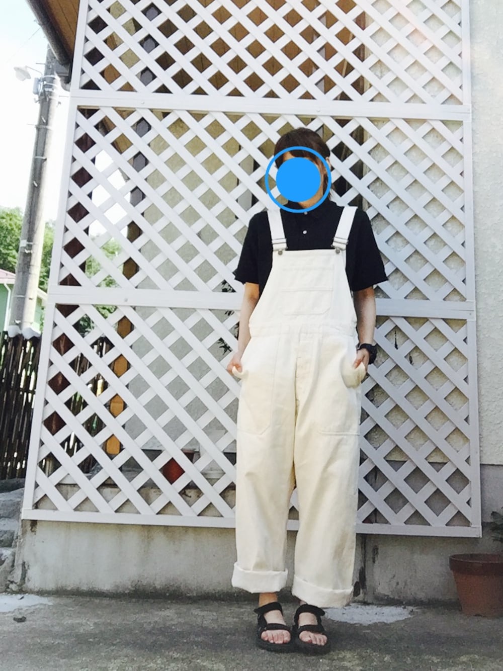「モノトーン、オーバーオール、黒シャツ、サンダル、サロペット」｜「GUのアイテム（シャツ/ブラウス、ブラック系）」を使った、きゃおさん（レディース・167cm）の夏コーディネートの1枚目の写真