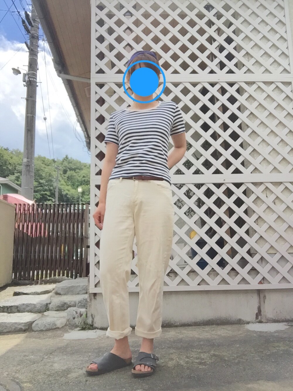 「ホワイトパンツ、無印良品、ビルケンシュトック、ヘアバンド、ボーダー、ボーダートップス」｜「無印良品のアイテム（Tシャツ/カットソー、ブルー系）」を使った、きゃおさん（レディース・167cm）の夏コーディネートの1枚目の写真