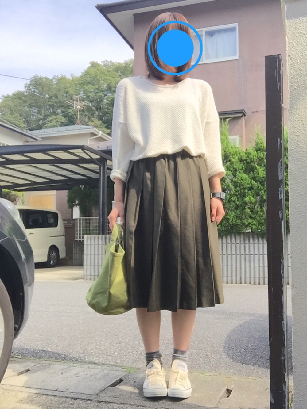 「Charpentier de Vaisseau、プリーツスカート、ホワイトニット、アトリエペネロープ、グリーン、カーキ」｜「charpentier de vaisseauのアイテム（スカート、グリーン系）」を使った、きゃおさん（レディース・167cm）の秋コーディネートの1枚目の写真