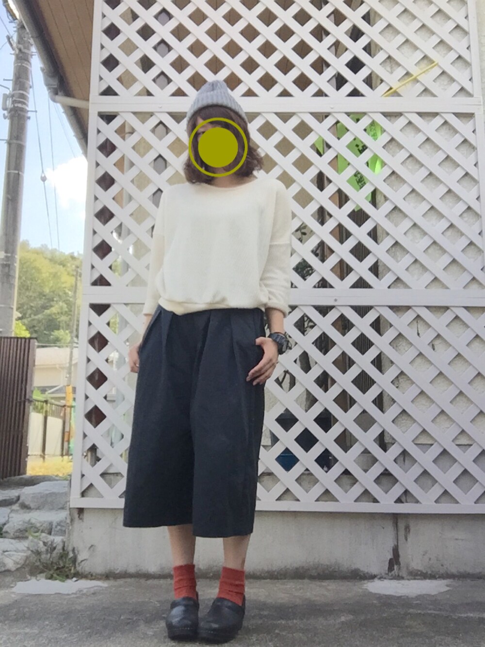「dansko、白ニット、ニット帽、G-SHOCK、ワイドパンツ」｜「LEPSIMのアイテム（ニット/セーター、ベージュ系）」を使った、きゃおさん（レディース・167cm）の秋コーディネートの1枚目の写真