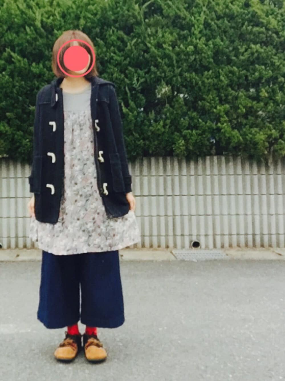 「ゆるコーデ、ドラフトFB、ダッフルコート、ワイドパンツ、デニム、赤い靴下、モンタナ、レイヤードスタイル、ビルケンシュトック」｜「GLOBAL WORKの【GLOBALWORK】キモウウールダッフル/525086（ダッフルコート、ブルー系）」を使った、きゃおさん（レディース・167cm）の春コーディネートの1枚目の写真